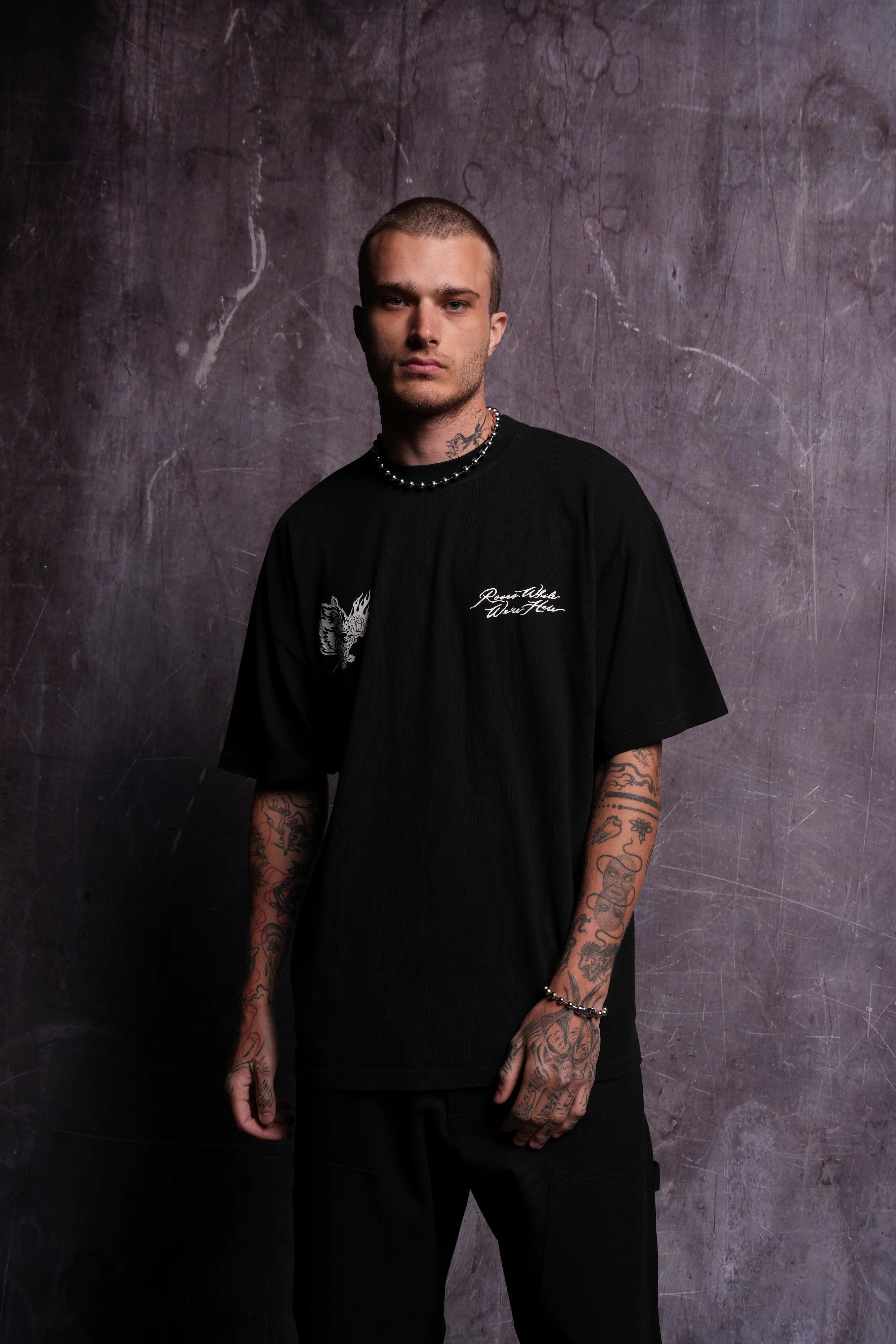 DARCSPORT ROSES WHILE WE'RE HERE "PREMIUM" OVERSIZED TEE IN BLACK