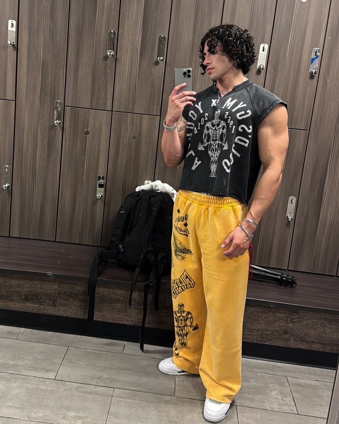 5069 - GOLDS GYM VINTAGE CUT OFFS - NEGRO