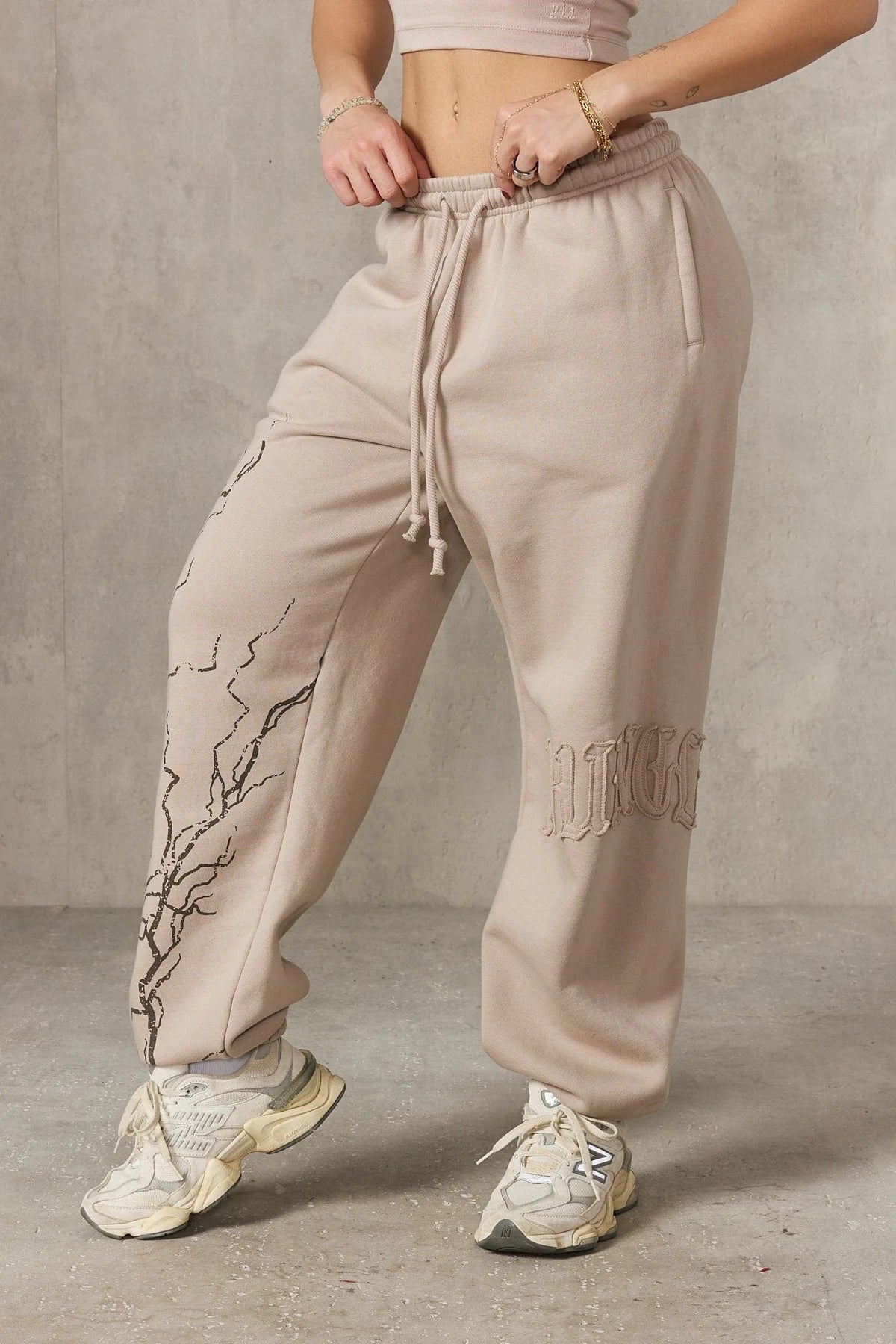 W236 ILLUMIN-ATE CUFF JOGGER - MUSHROOM